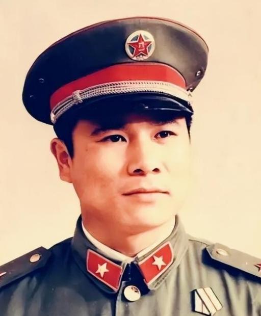 1979年，越南丛林深处，班长黄招强护送伤员撤退时，突然发现队伍里多了几张陌生面