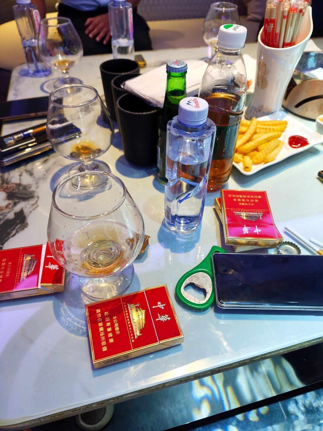 朋友今晚约我出来喝酒认识朋友给我介绍了一个炒股的大叔他也在炒股，几百万在炒今晚给