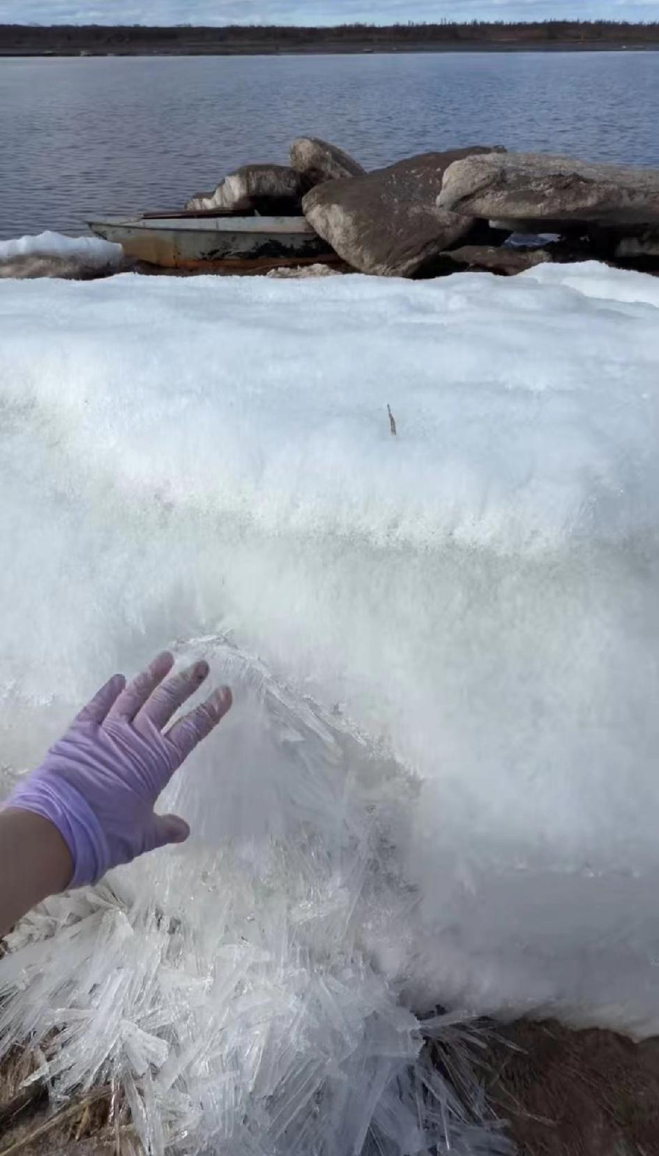 开江
 冰封的江面在暖阳下苏醒，冰面裂开细密的纹路，如银鳞闪烁。冰块相互撞击，发