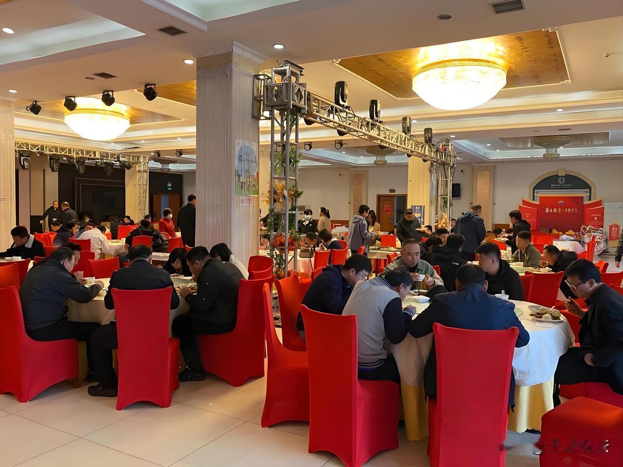 内蒙古，一男子受邀参加婚礼夜宴，他和朋友坐在一桌，男子一时高兴，喝下数杯白酒，谁