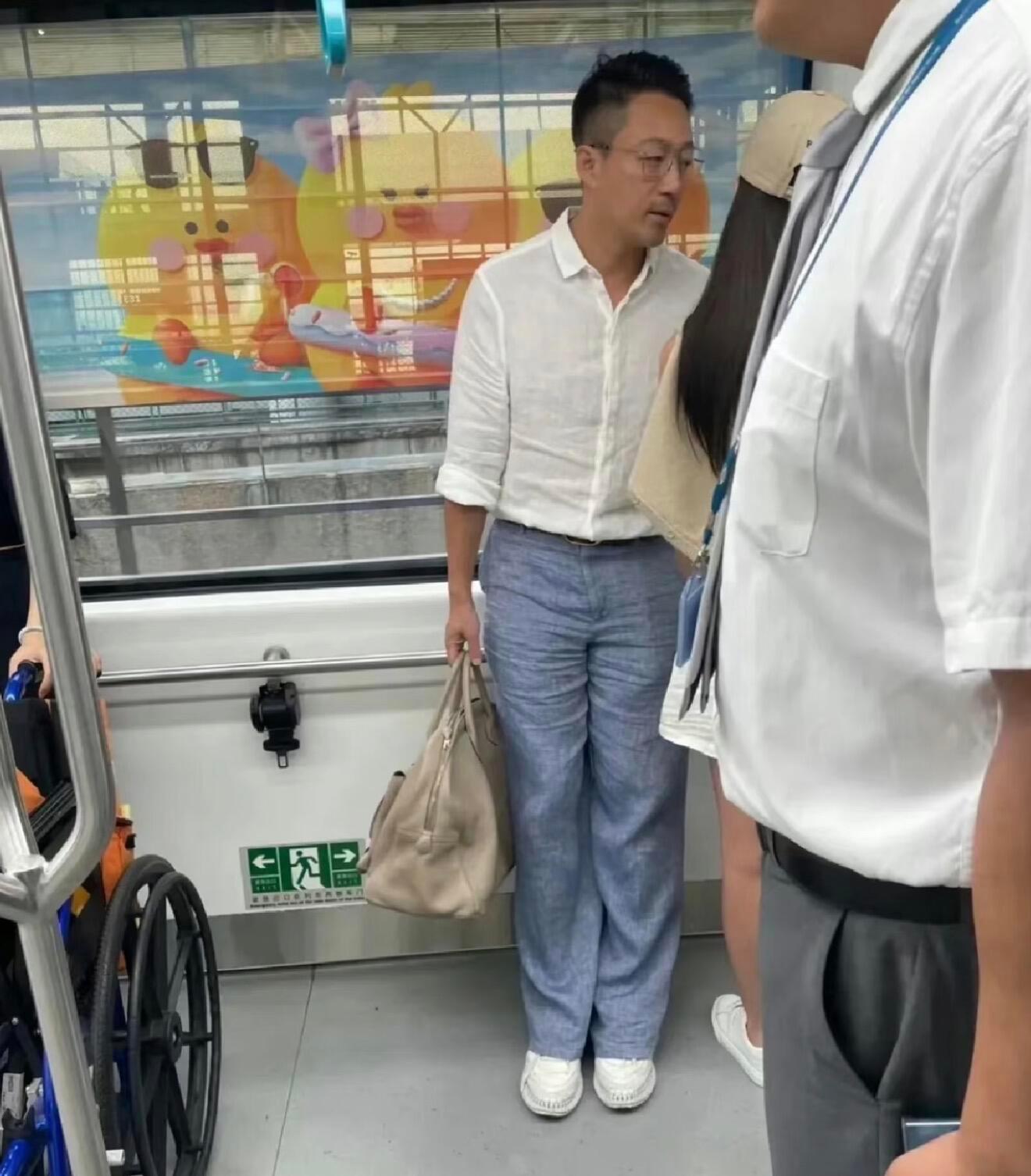 感觉汪小菲的穿搭，越来越儒雅风了，嘻嘻汪小菲这一身干净清爽的穿搭Look，还有点
