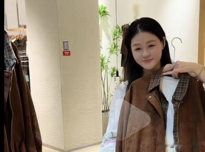 大艺妈妈很少出镜，没想到颜值这么顶，女儿初三 按理说也快40了吧，王老师都秃顶了