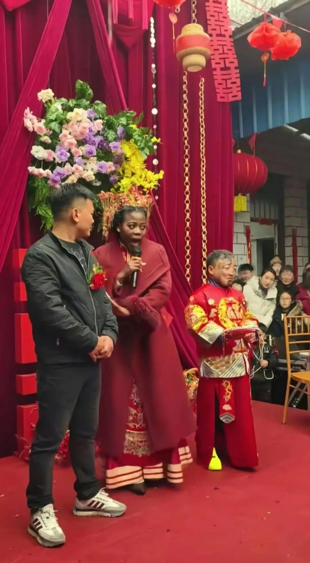 原以为黑衣男子是新郎，谁知真正的新郎竟是那位矮个子大花脸。