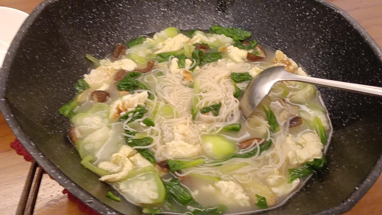 这碗面看起来真不错，快来尝尝吧！
