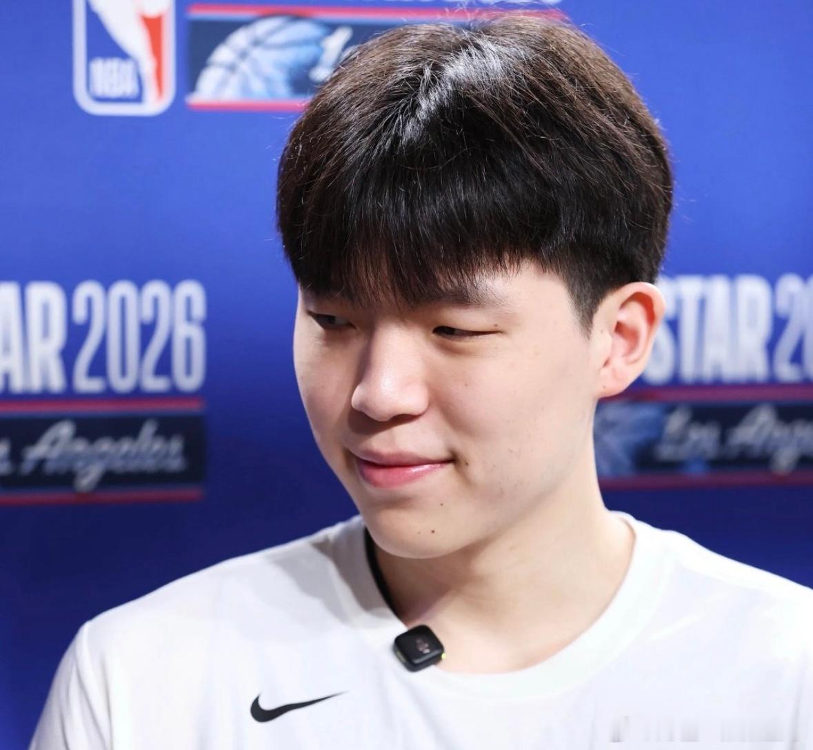 杨瀚森今日迎来NBA菜鸟赛季正式收官随着今天开拓者以总比分1-4不敌马刺止步季后