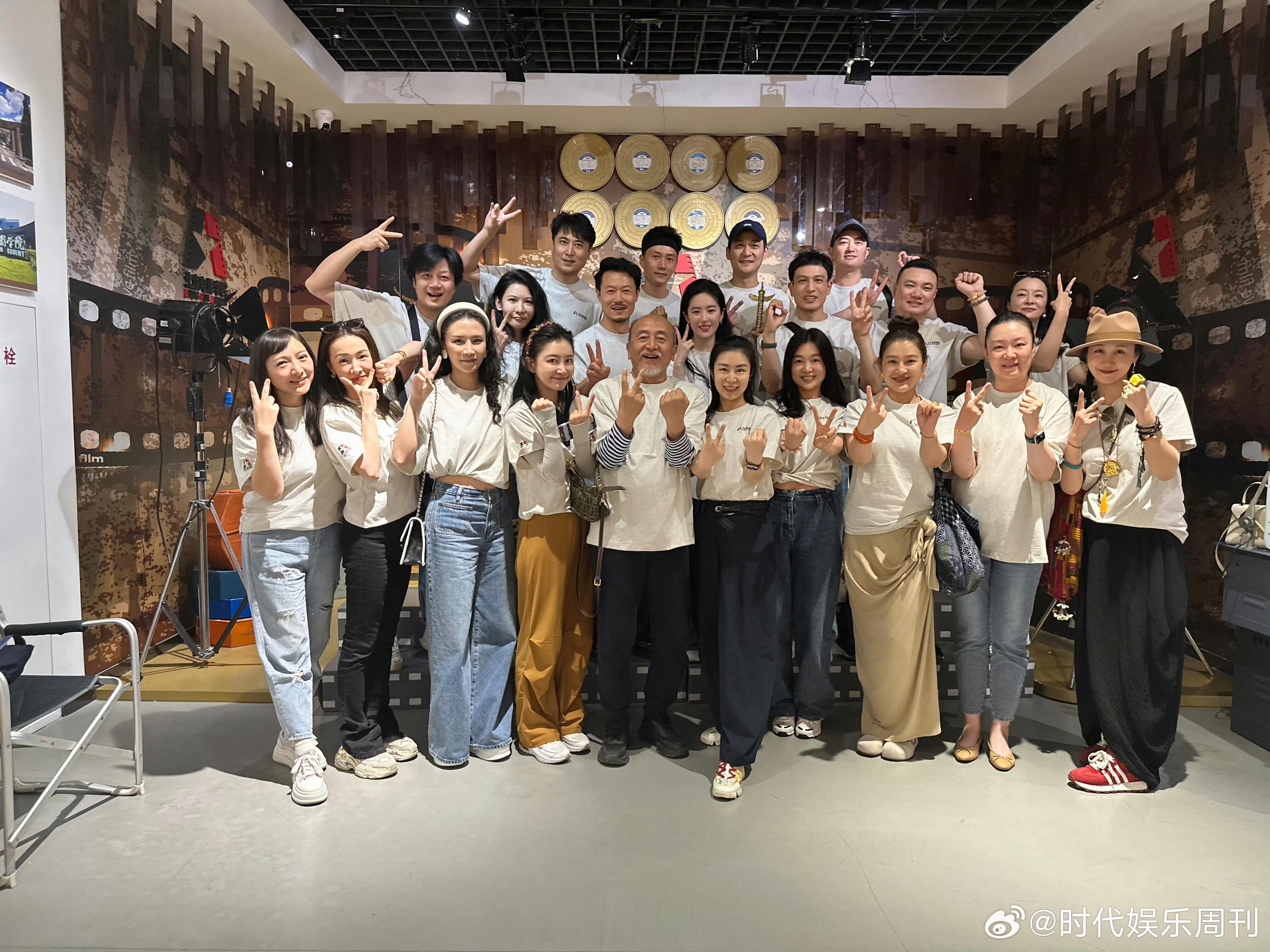 刘亦菲北电同学聚会大合照刘亦菲北电同学聚会大合照来了，简简单单的白衬衫加牛仔裤也