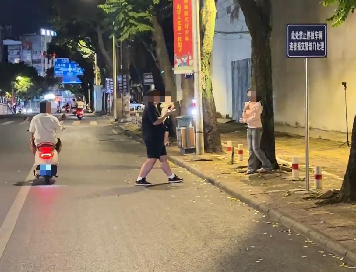 【玉林教育中路有人在马路边上拍照】8月17日晚，网友爆料称：玉林市教育中路有一伙