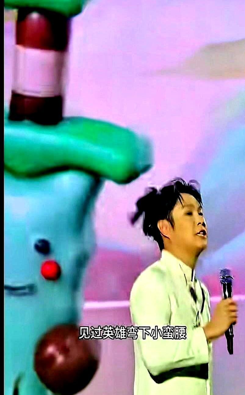 小沈阳不演了，改当爹了。
女儿跳科目三，沙发都快被踩塌。
抢遥控器、吃饺子、唠嗑