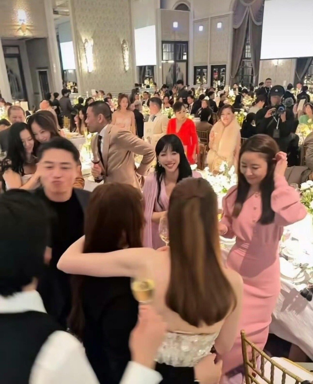 霍建华参加婚礼又名场面了，对邱泽嘟嘟嘴