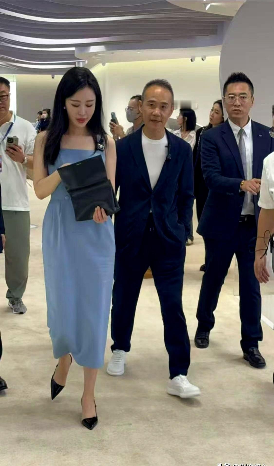 她到底图王石什么？

这是我老婆问我的话，当她得知田朴珺比王石小了30岁后，显得