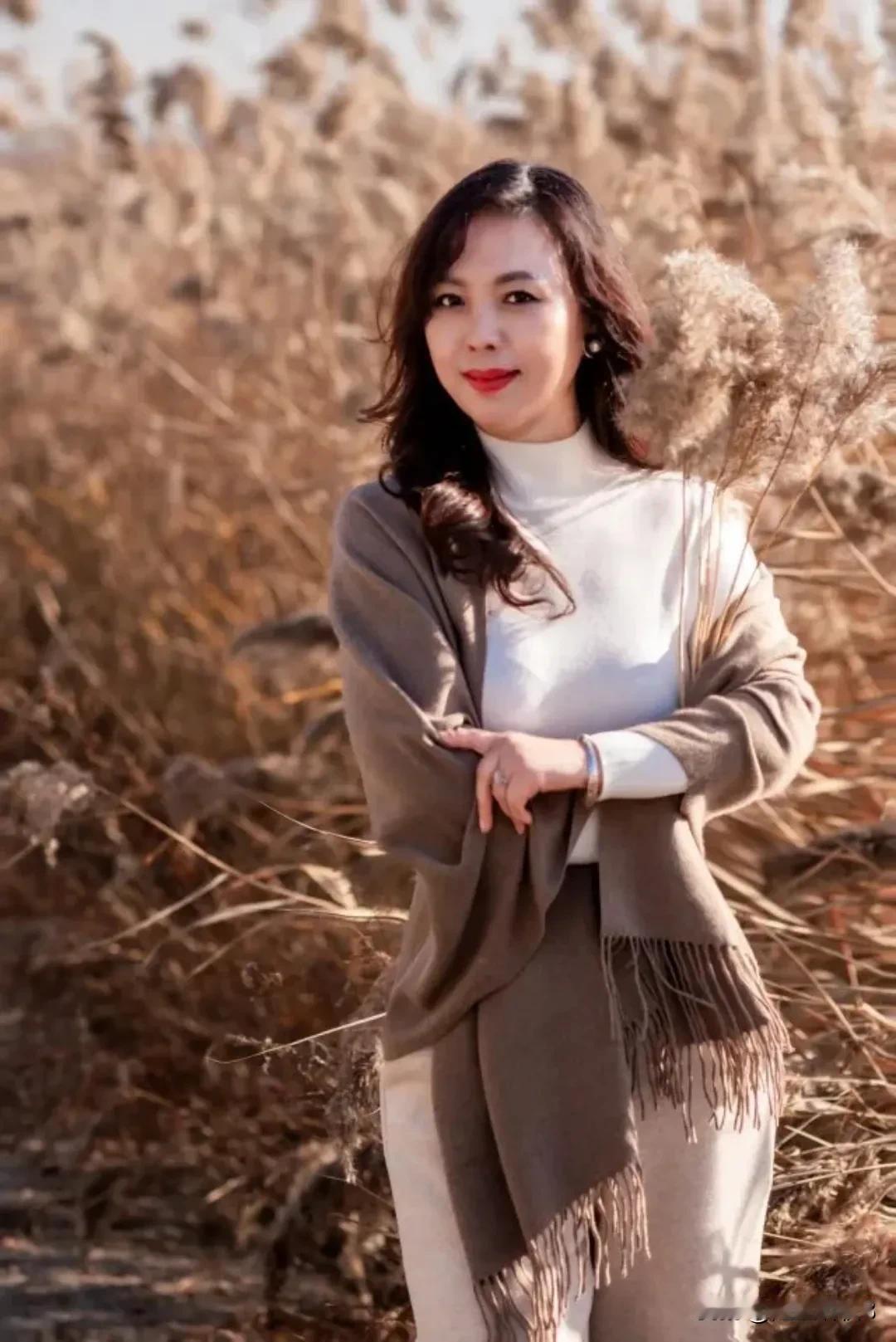 初冬的期许（原创首发）陋室听秋/文
 
在芦苇荡的低语里，
今年冬天，披着霜华走