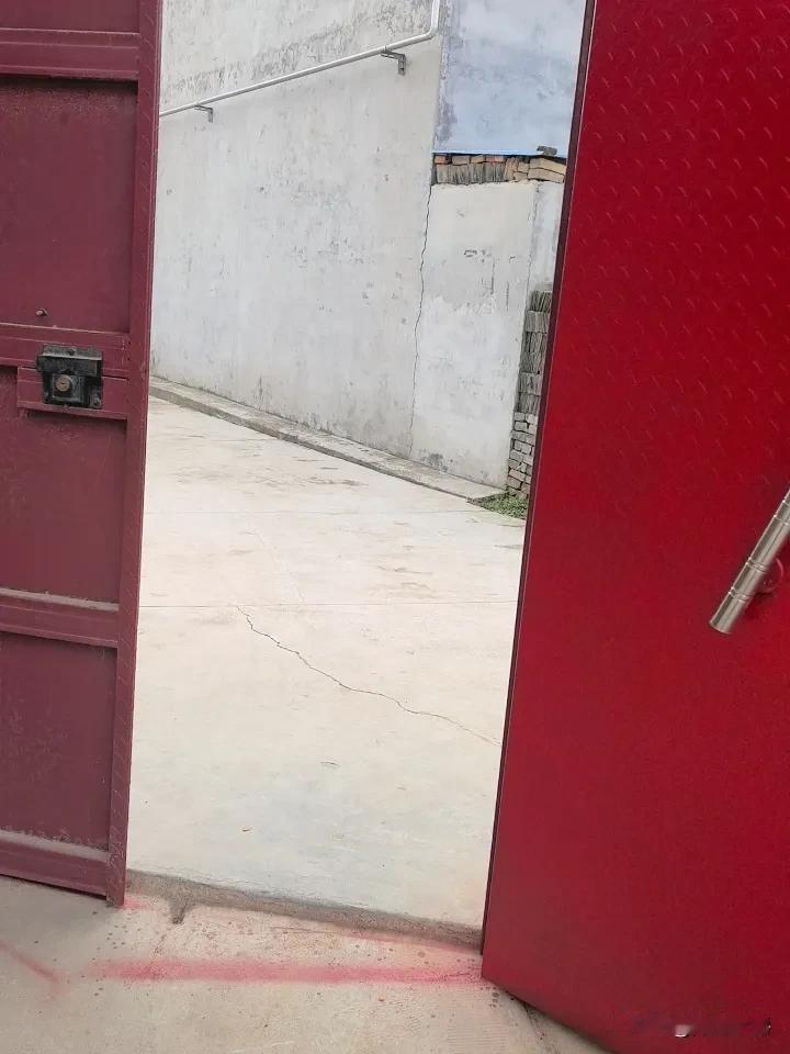 我家小姑子是尼姑，
全家都被带上道了，
不是这儿不吉利，就是那儿有问题。

房子