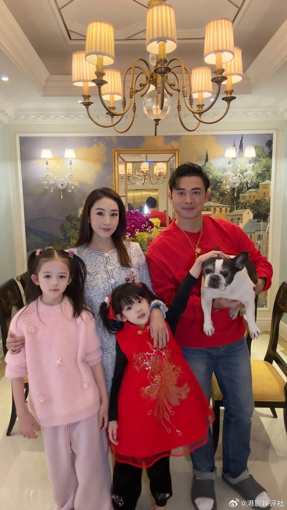 43歲賈曉晨（JJ）與樊少皇於2016年結婚，婚後育有兩女「小飯兜」及「小飯團」