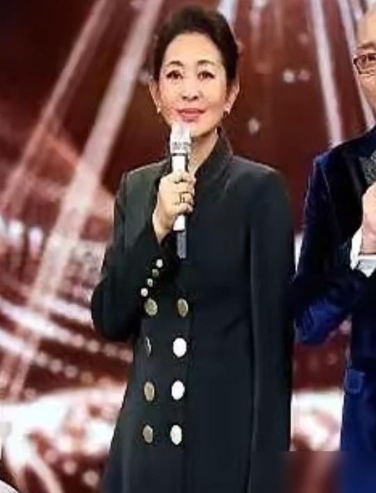 老编导还在念叨周涛的稳重，57岁的她却悄悄干了件“出格”的事！
 
当年，多少人