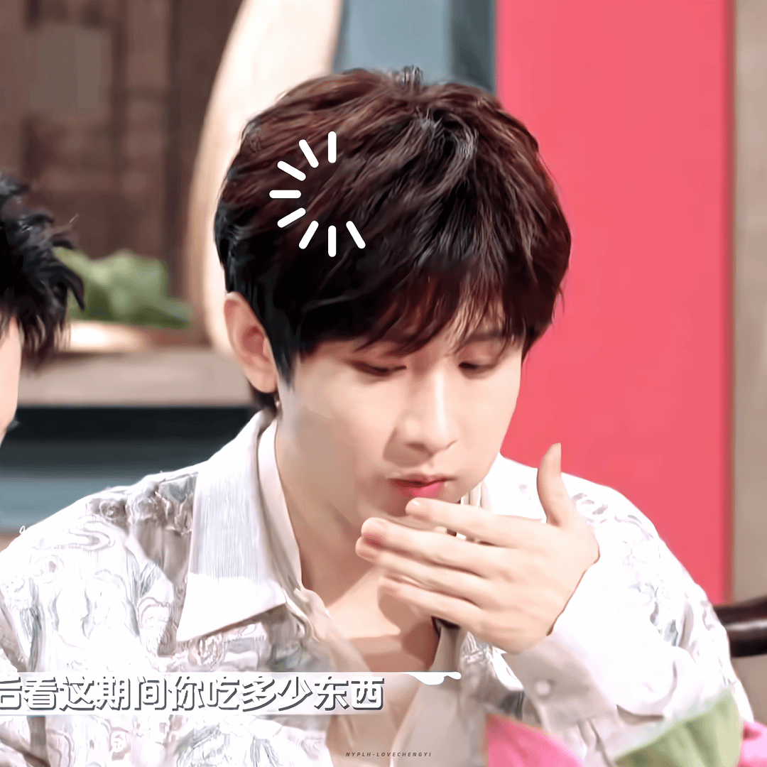 卖力玩游戏（吃东西）的小咪成毅 ​​​