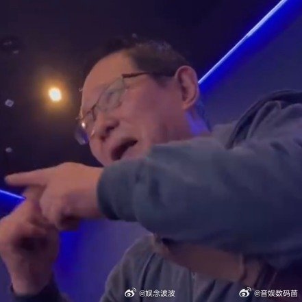 聋人观众手语感谢不说话的爱主创 原来，无声也有千钧之力。《不说话的爱》做到了，聋