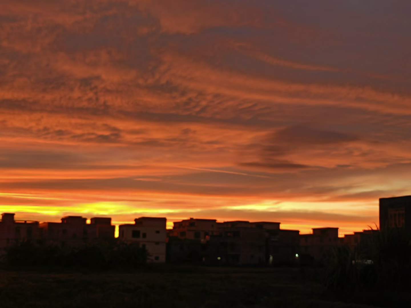 晚风微而清凉，落霞与天一色，乡下佬的美景 