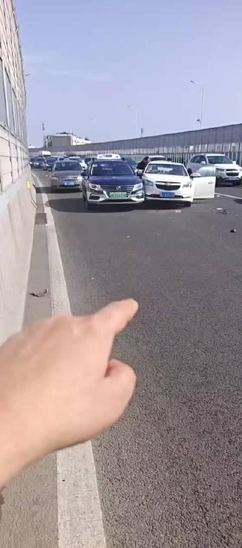 为资深编辑刘昊老师点赞！其在参加活动途中，所乘大巴与一辆私家车发生严重碰撞。在确