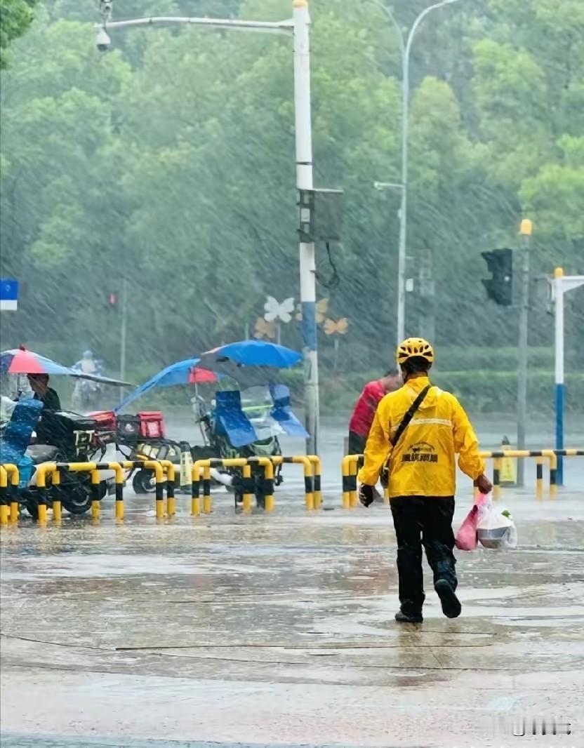 太意外！上海一外卖小哥送餐迟到半小时，顾客开门就要骂人！结果小哥从怀里掏出一个塑