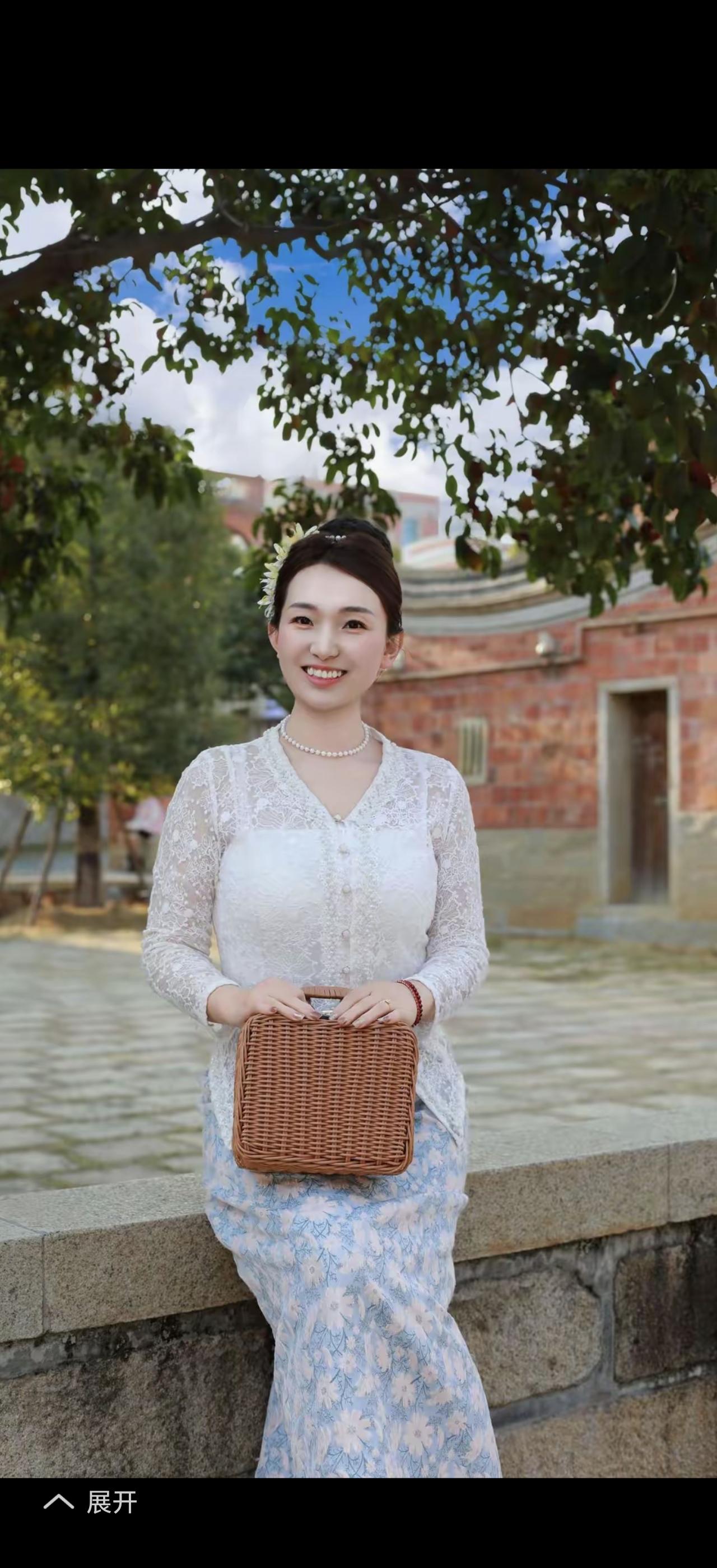 优雅复古风，白纱裙与藤编包，尽显古典韵味。