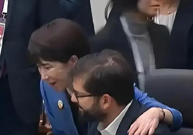 最应该感谢高市早苗的人应该是马杜罗，现在美国正对委内瑞拉大兵压境。但是，美国却又