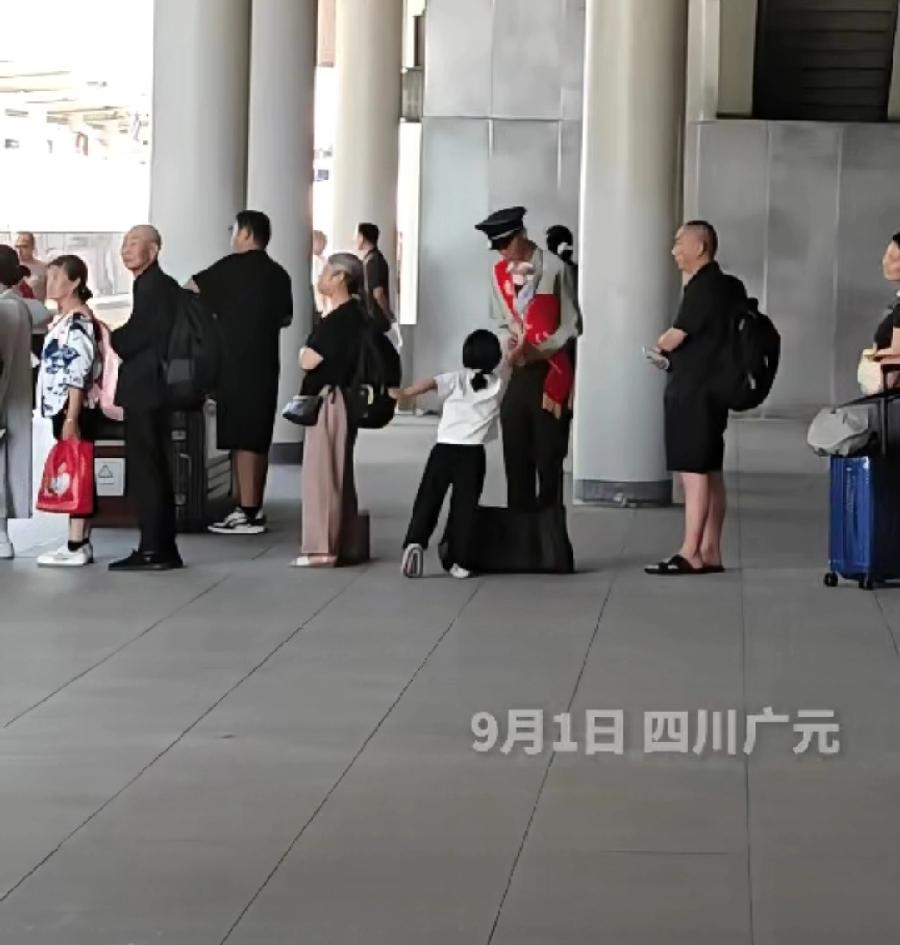 广东一位妈妈带孩子去四川旅游，在返程候车室里，一个5岁的小女孩鼓起勇气向车站候车