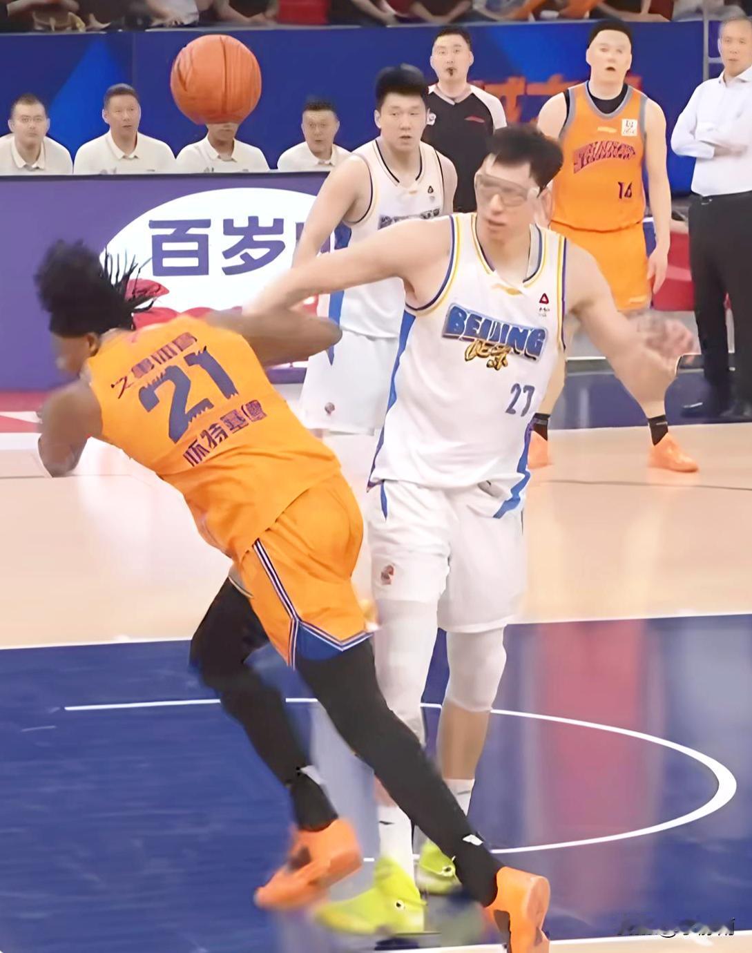 CBA半决赛第一场后四强“三线”实力对比及预测:
中锋内线:
第一:北京队周琦+