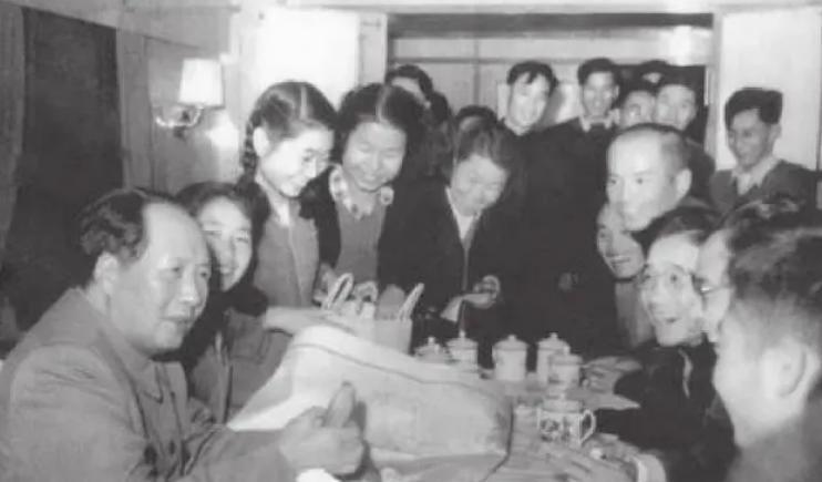 1959年毛主席来到天津时，姚淑贤邀他共品狗不理包子，主席风趣回应：你做东，我来