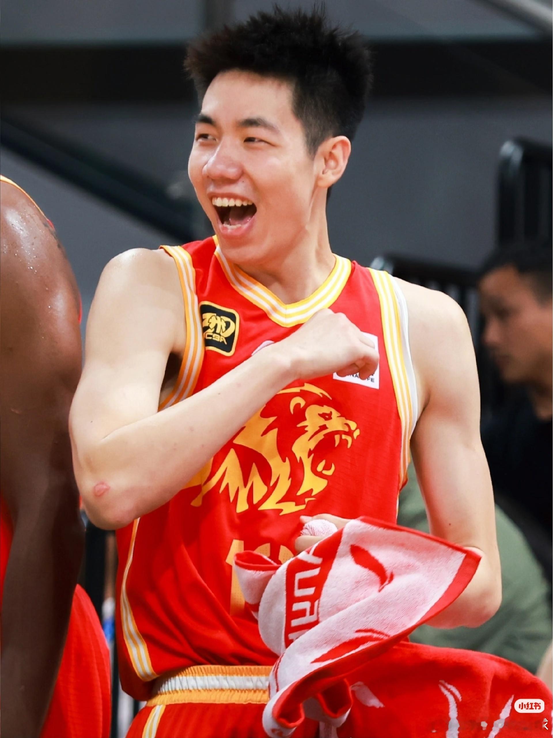 CBA 广厦男篮已经和朱俊龙完成续约，签下多年D类合同。 