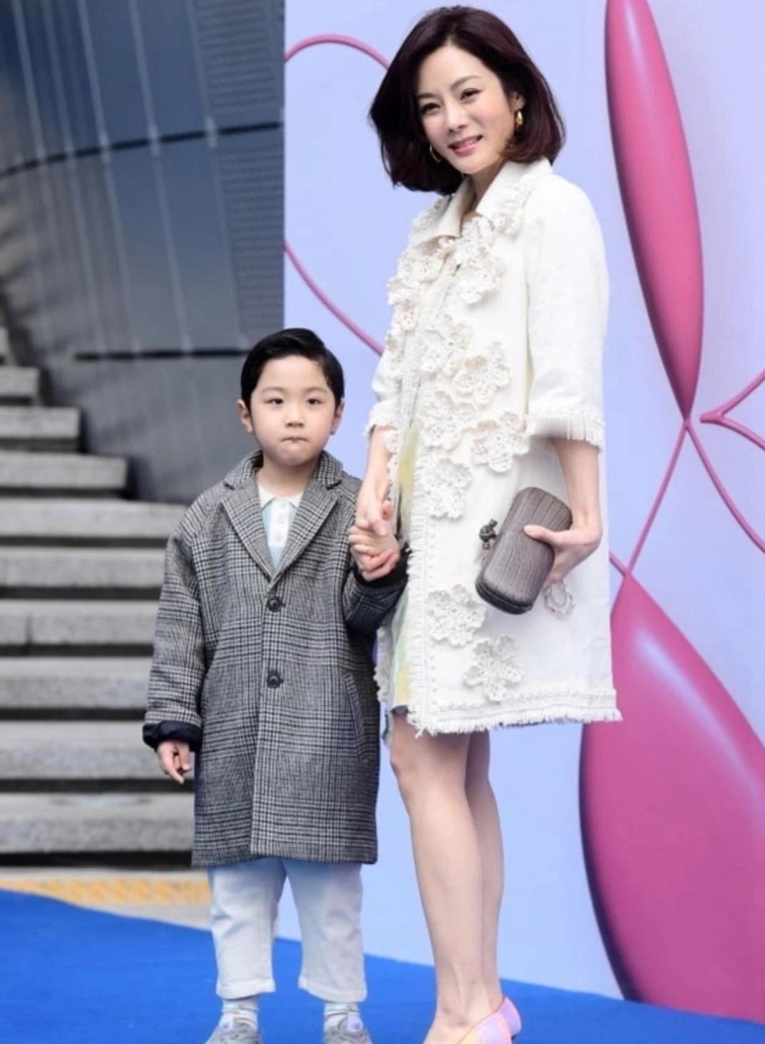 蔡琳的儿子真是个小大人，长得特别随他爸爸高梓淇！
