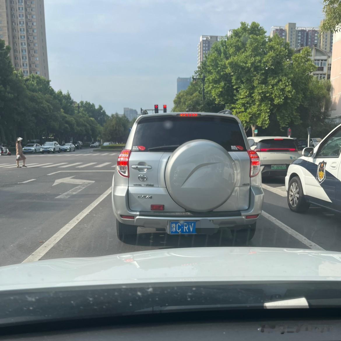 早上上班的路上，等红绿灯时忽然发现前边的一辆车挺有意思的，一辆丰田的rav4，车