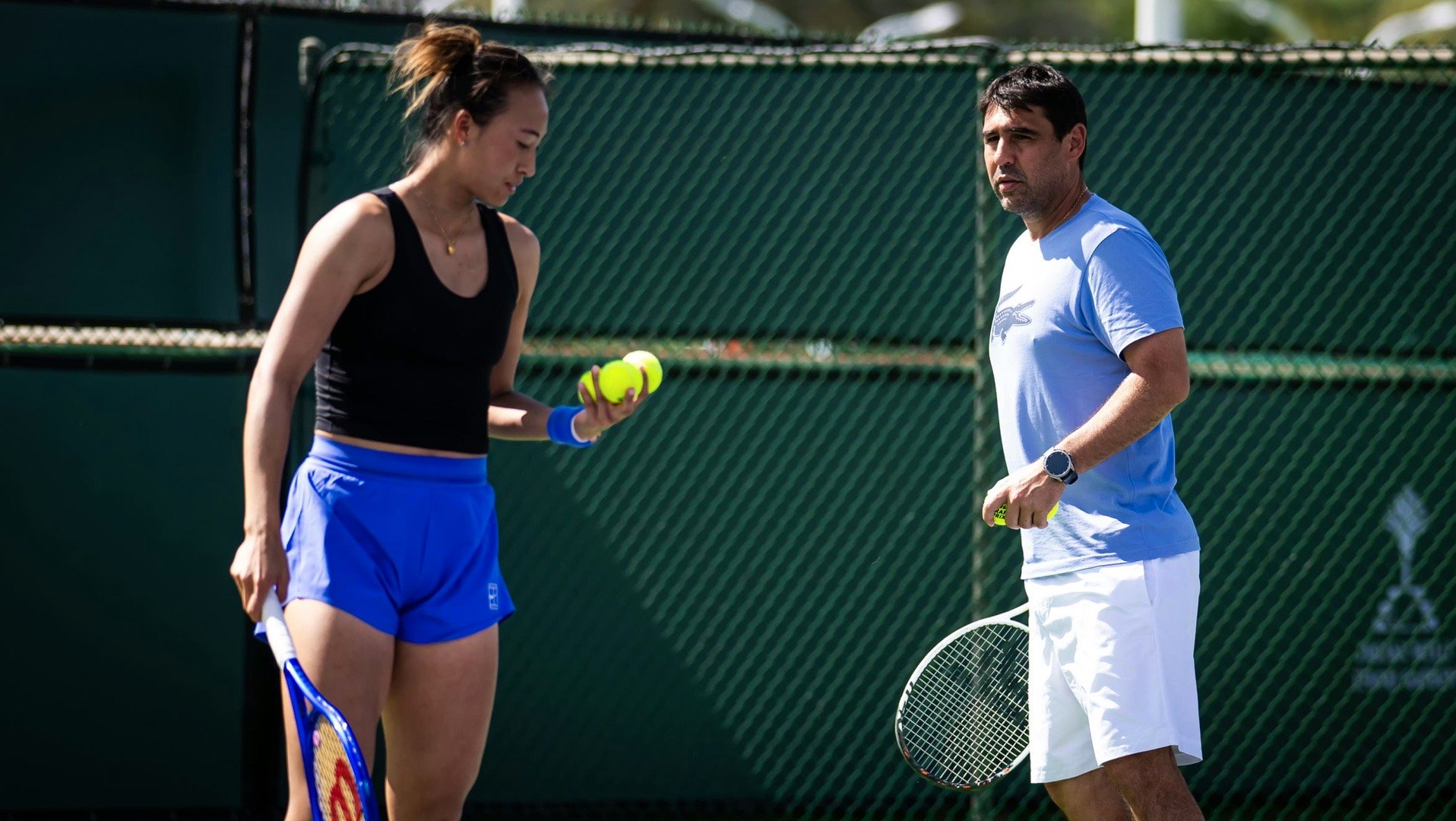 郑钦文与巴格达蒂斯合作1985年出生的巴格达蒂斯来自塞浦路斯，前职业网球选手，获