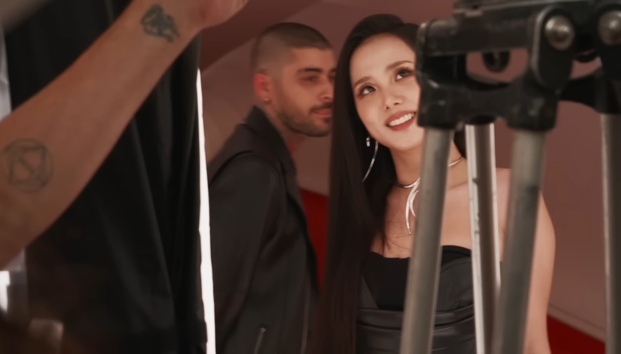 ZAYN不是发了新专豹子为主题嘛，或许能不能等到一个闭眼的合作live舞台，等了