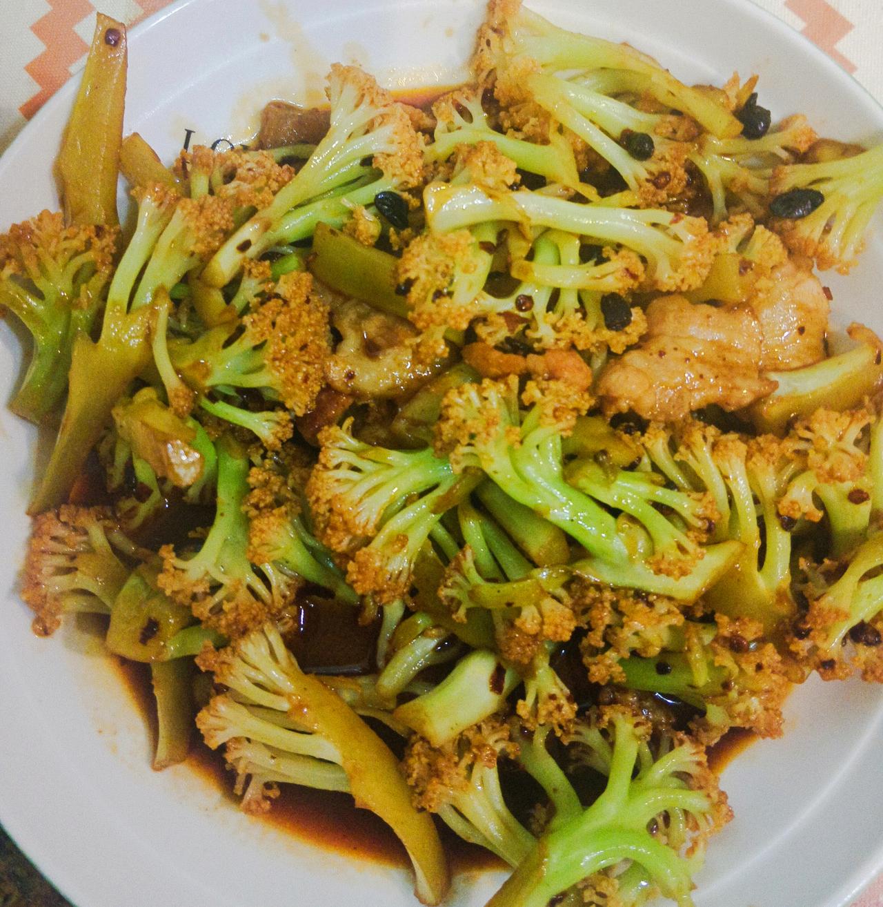 周末，孙子早早的就发微信跟我说：“奶奶，给我做大盘鸡好不好呀？”我应道：“好呀，