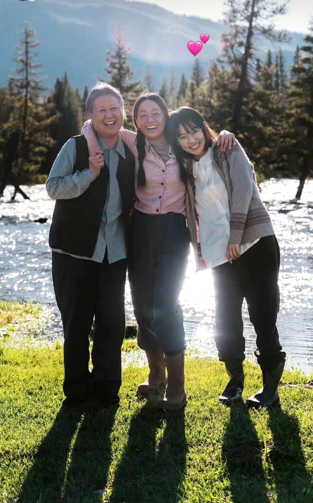 马伊琍晒与“女儿”、“奶奶”合影！
5月14日，马伊琍晒出与周依然和奶奶的合影。