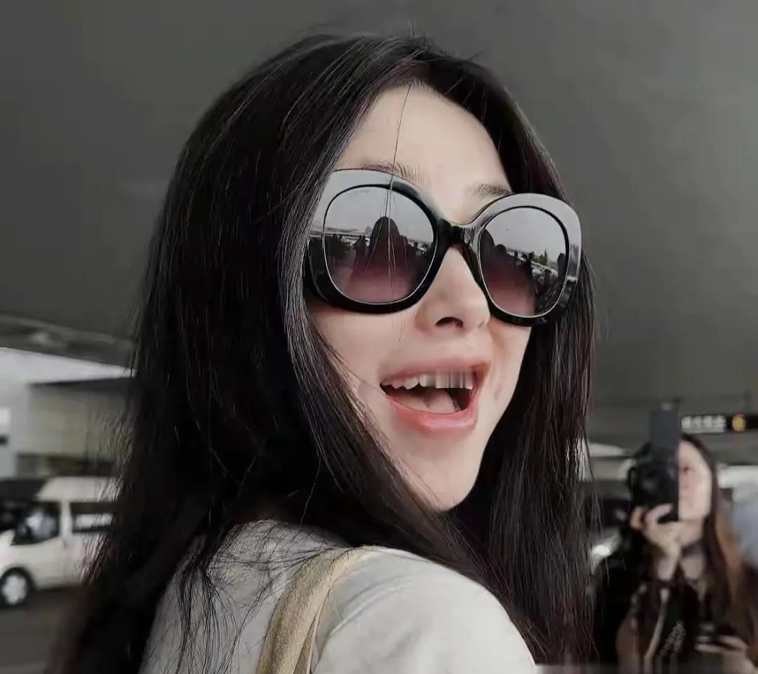 朱珠
在机场被人偶遇
那状态那造型
像一个年轻女孩似的
大大的墨镜
真是够酷的呀
