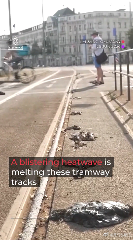 极端高温融化了莱比锡的一条有轨电车轨道，在致命热浪继续席卷欧洲之际，气温飙升至4