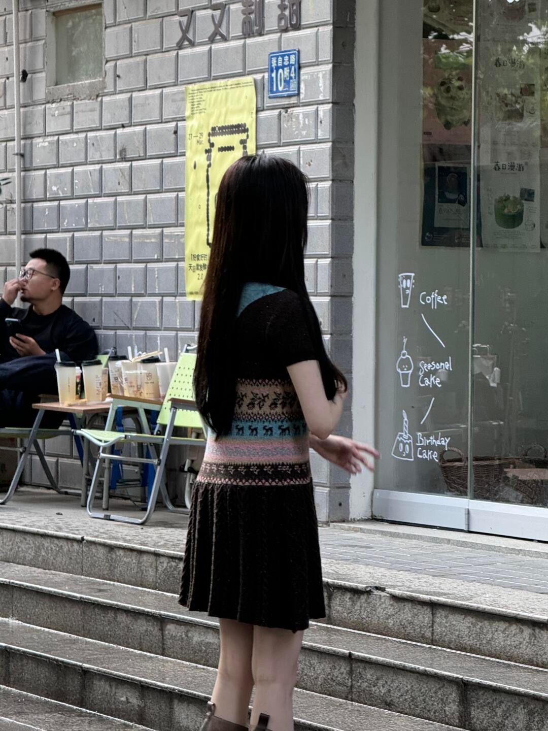 面包店偶遇白鹿周翊然 有网友在面包店偶遇白鹿周翊然了，旁边又是摄影又是打光的，这