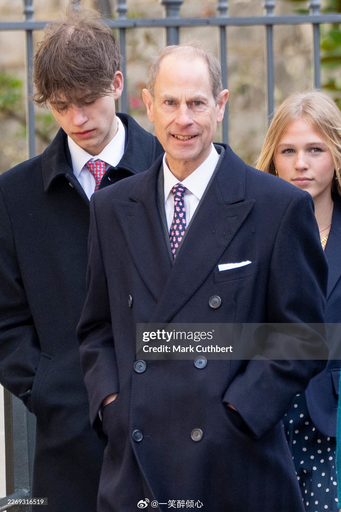 亲爱的小詹姆斯，你才1️⃣8️⃣岁，你的发际线