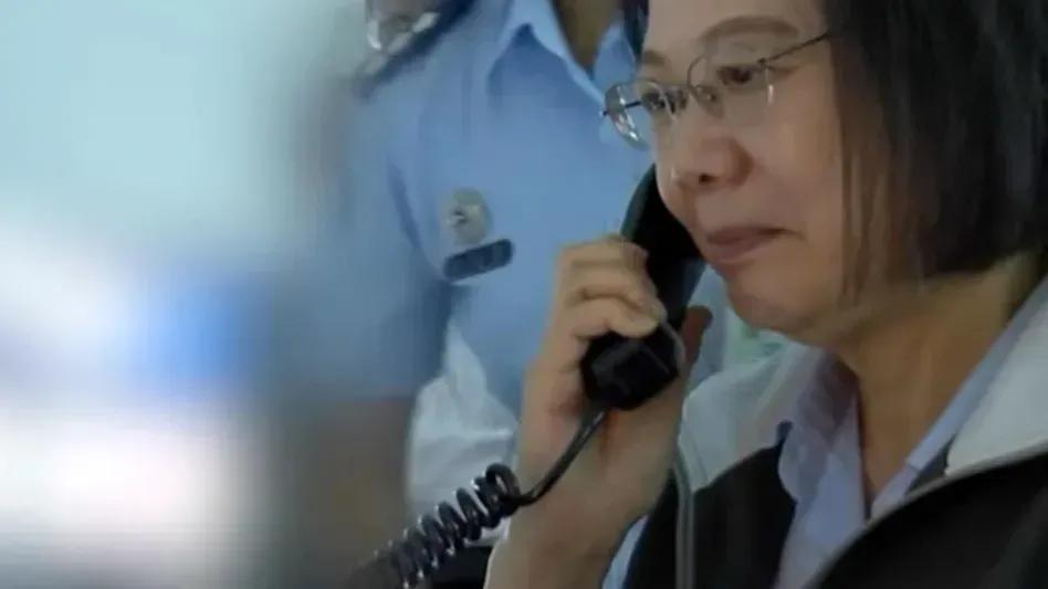 解放军训话蔡省长！
台湾省蔡省长奔赴高雄，想作把秀对台空军飞行员慰问，电话一接通