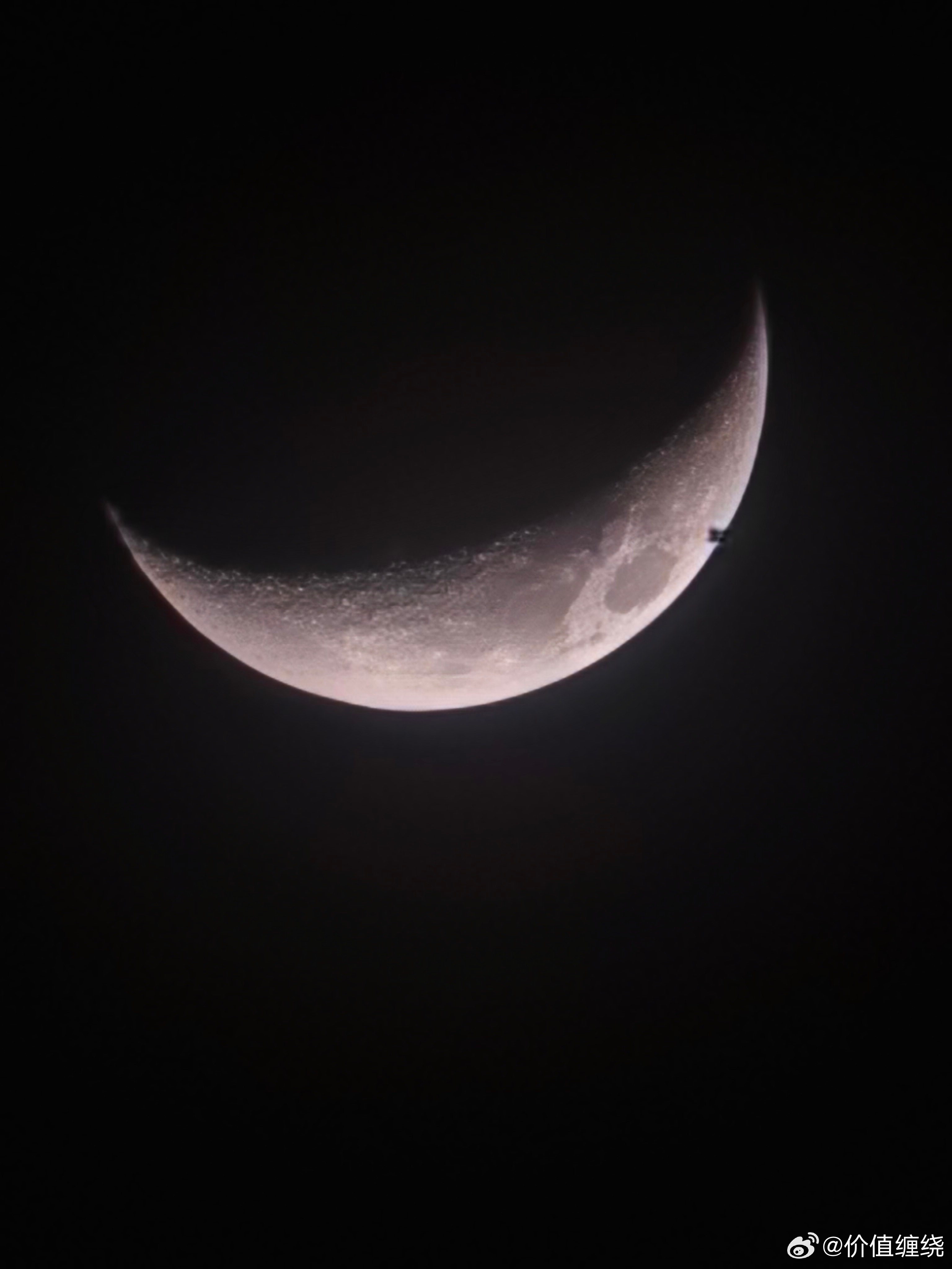 今天晚上拍到的月亮，大家帮我看看右上角那个东西是什么？ 