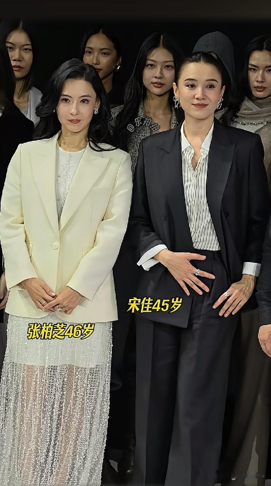 同框直面岁月状态，张柏芝宋佳，两种40+女性风采
 
时装活动大合影现场，张柏芝