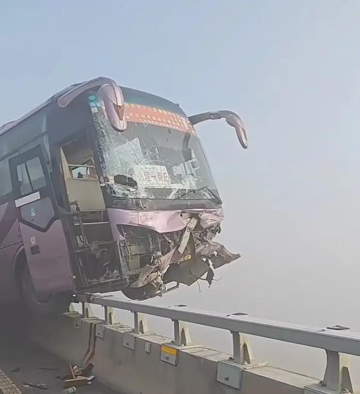 黄河桥惊魂！大巴险坠河 雾大？超速？司机技术绝了！
 
开封黄河桥突发惊魂一幕！