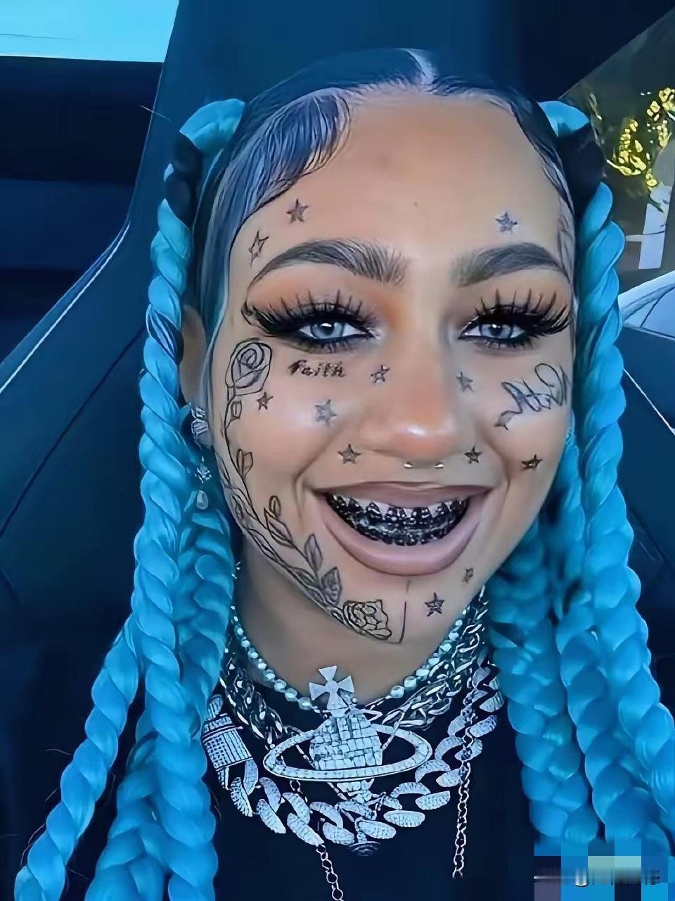 据说这个女子是侃爷的女儿，小小年纪，简直是毁容了，但是她觉得非常漂亮，这真是颠覆