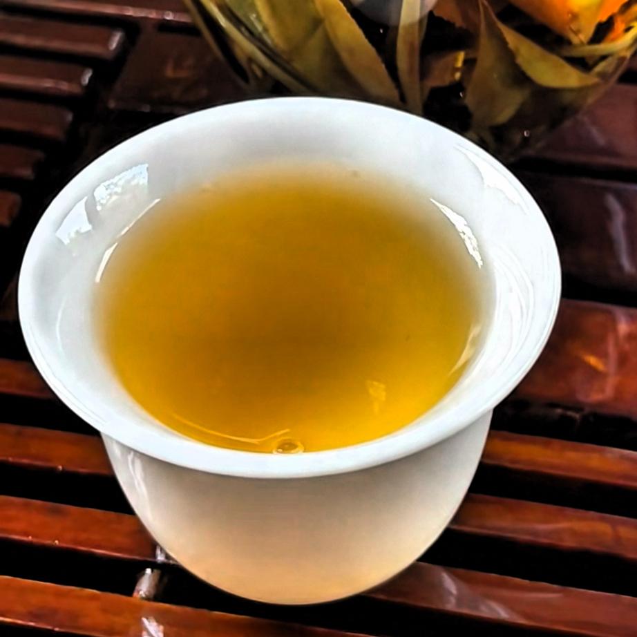 真心耐泡，10泡不掉色，不掉味，越泡越清甜，自己存的白茶，2000年6月买的，当