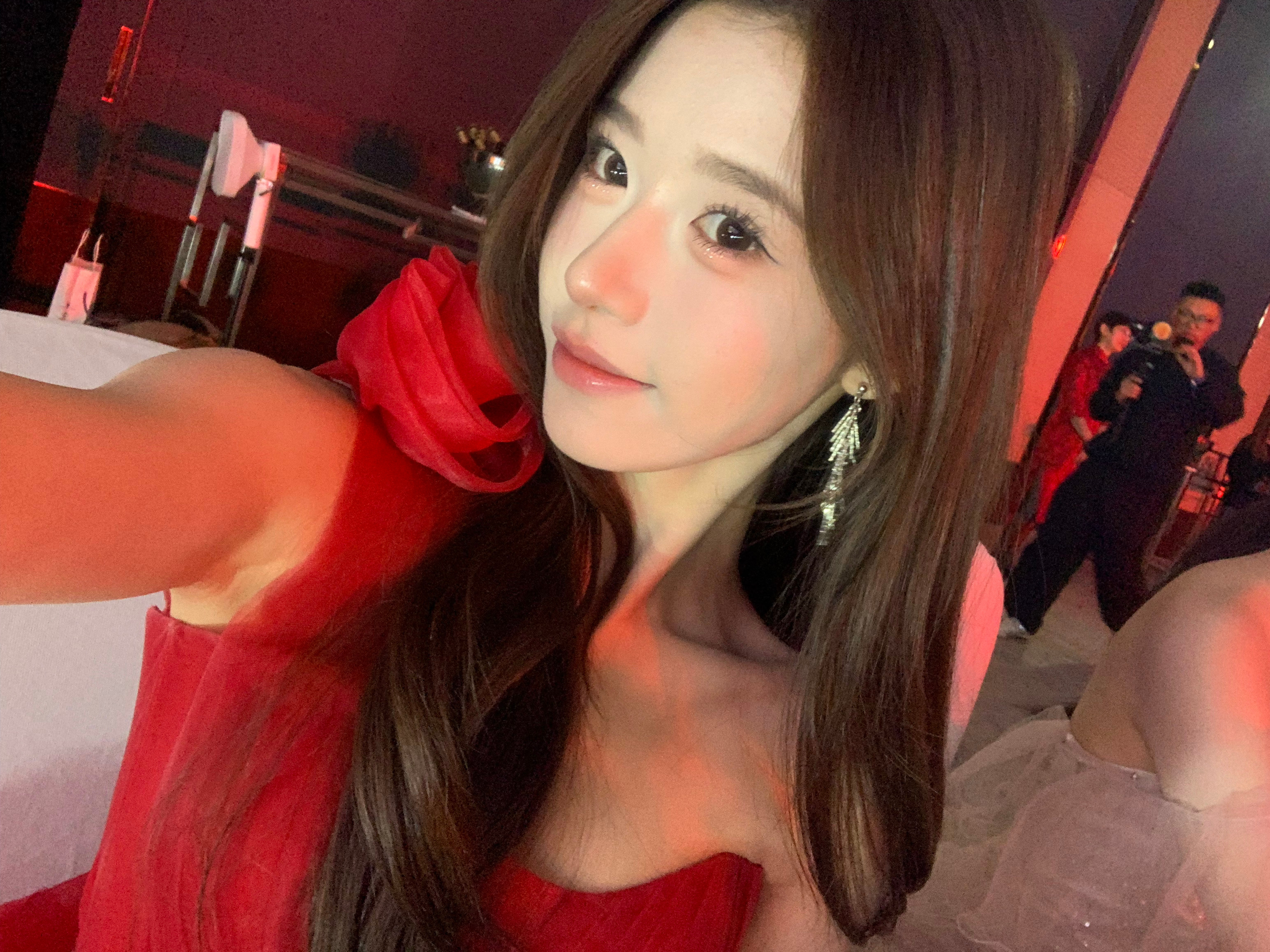 我不会说 谁能知道这是红毯晚宴呢 这个live特别像去搂席了.... 