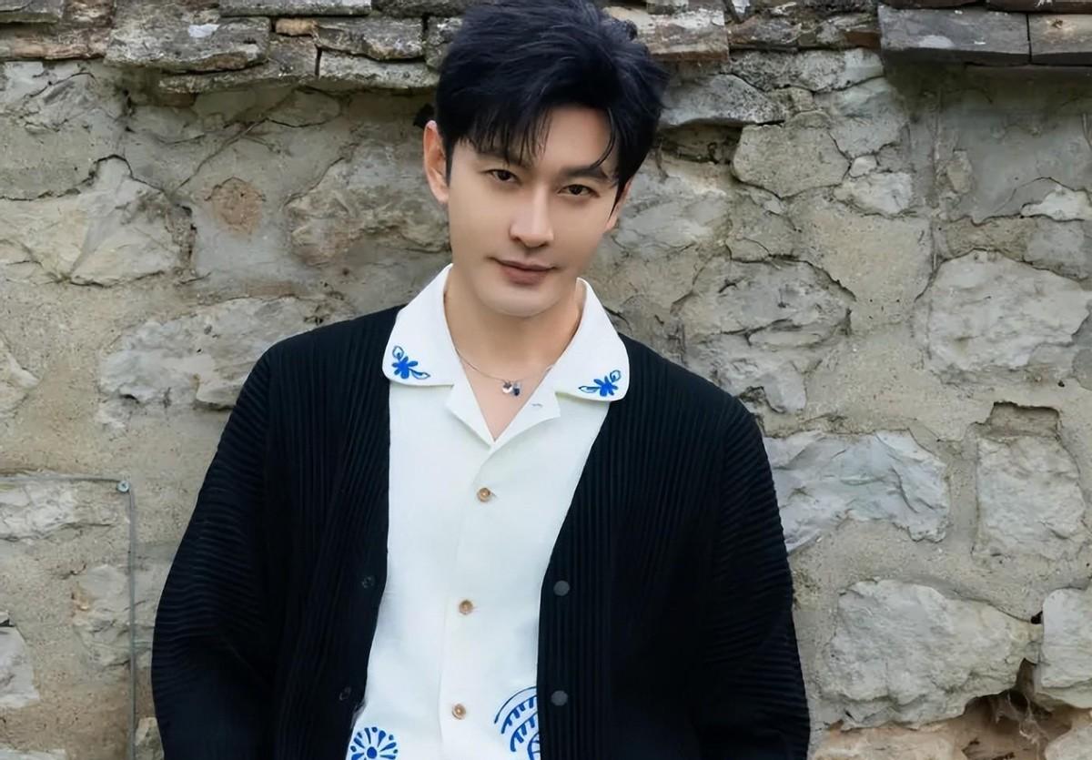 黄晓明叶珂公开同框太尴尬，站位暴露叶珂地位，不受重视成边缘人
在近日的一场私人聚