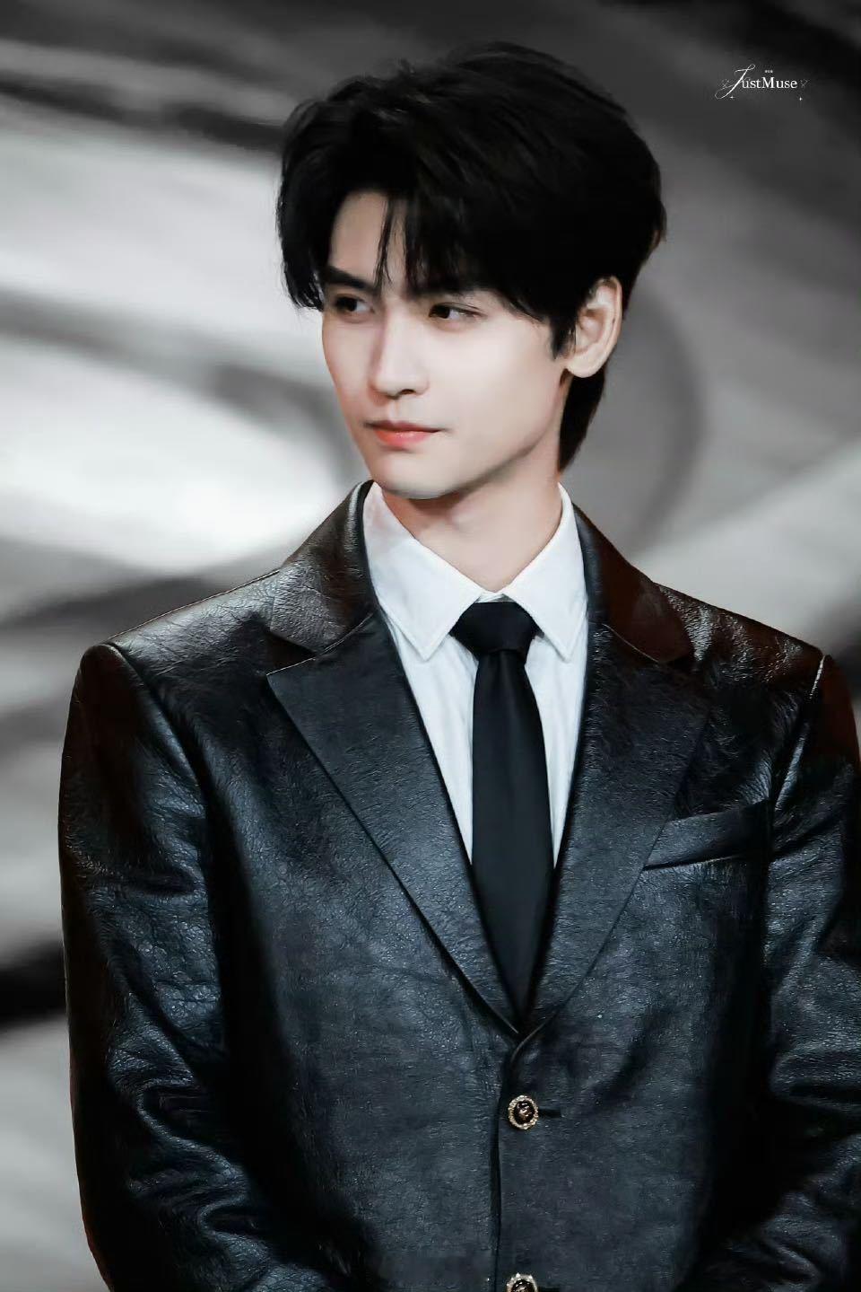 黄俊捷台上是daddy台下是honey谁被黄俊捷的反差拿捏了！台上肩线笔挺超有气