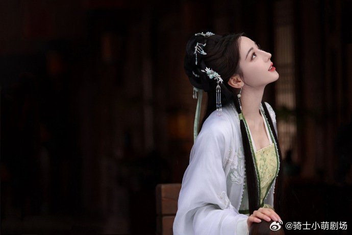 迪丽热巴没整容的证据找到了幸好迪丽热巴的鼻子是真的段胥这一撞直接撞出了迪丽热巴的