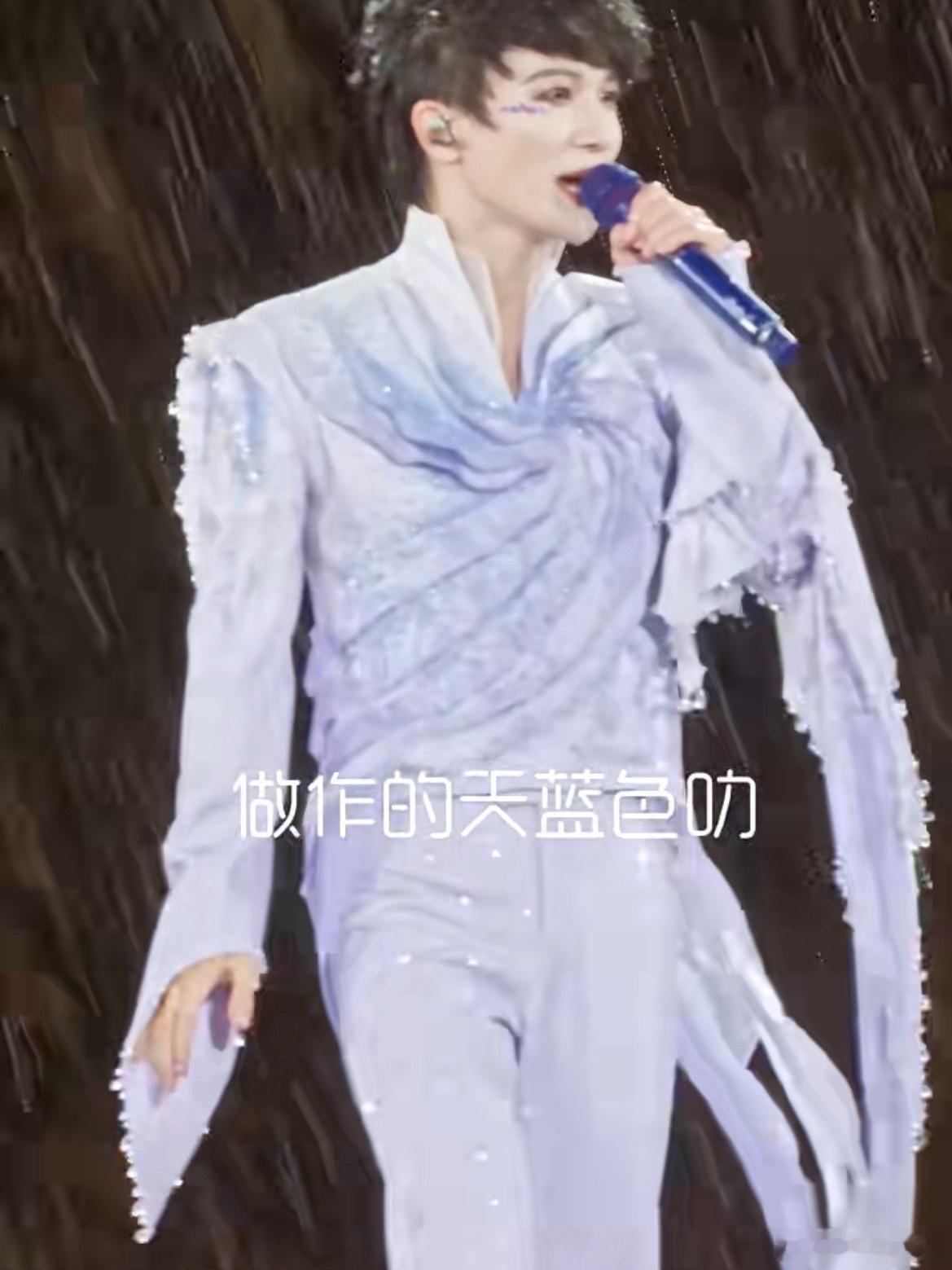 大雨大风双重夹击，外形氛围感直接青回，开麦依旧稳如CD，这现场真的赚到了大风把周